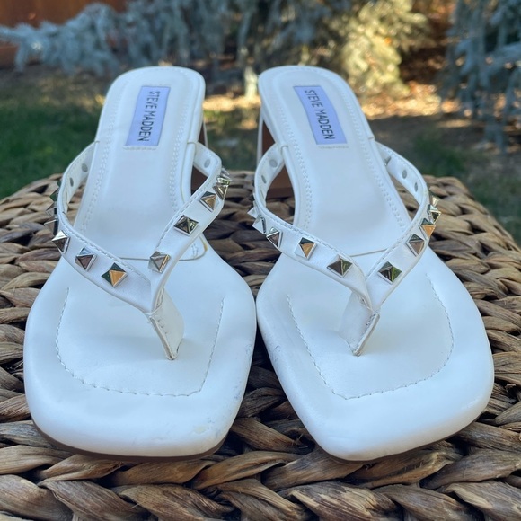Steve Madden White & Silver studded Thong Toe Jaam Sandals. Women’s size 6.5 - Picture 2 of 8